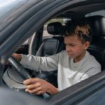 Een rij-instructeur geeft les aan een leerling in Hoogeloon, met een focus op veiligheid en vaardigheden.